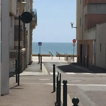 A 2 Pas De La Grande *